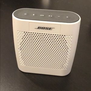 White Wireless Bluetooth speaker Bose Soundlink